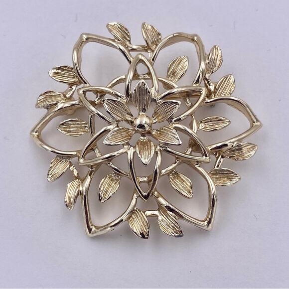 1962 SARAH COVENTRY “Peta-Lure” Flower Brooch - Picture 1 of 10